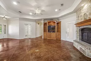 910 Mallard Pointe Dr, Granbury, TX 76049 - Photo 6