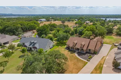 910 Mallard Pointe Drive, Granbury, TX 76049 - Photo 32