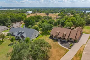910 Mallard Pointe Dr, Granbury, TX 76049 - Photo 32