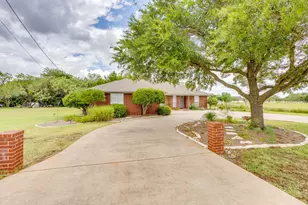 22011 Pebble Dr, Whitney, TX 76692 - Photo 2