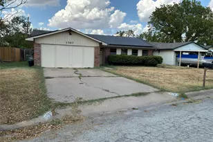 1707 15th St, Mineral Wells, TX 76067 - Photo 2