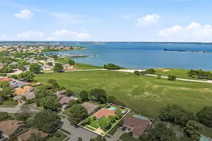 5402 Peninsula Way, Garland, TX 75043 - Photo 2