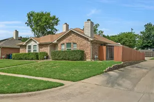 306 Crowe Dr, Euless, TX 76040 - Photo 2