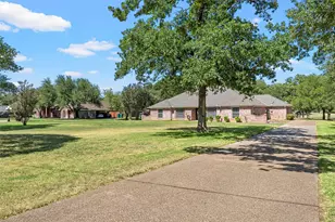 108 Spring Creek St, Lacy Lakeview, TX 76705 - Photo 6