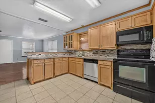 210 Nettletree St, Arlington, TX 76018 - Photo 6
