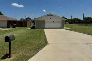 321 E Lake St, Krum, TX 76249 - Photo 4