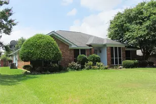 812 Red Oak Dr, Lewisville, TX 75067 - Photo 2