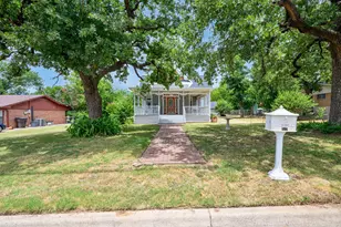 217 E 1st St, Weatherford, TX 76086 - Photo 4