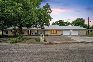 401 N Avenue V, Clifton, TX 76634 - Photo 1