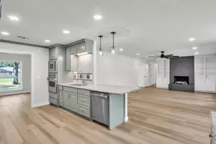 729 Surrey Cir, Grand Prairie, TX 75050 - Photo 10
