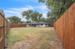 729 Surrey Cir, Grand Prairie, TX 75050 - Photo 20
