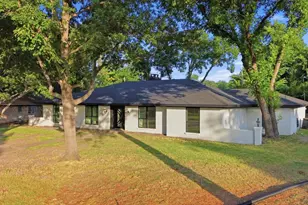 729 Surrey Cir, Grand Prairie, TX 75050 - Photo 2