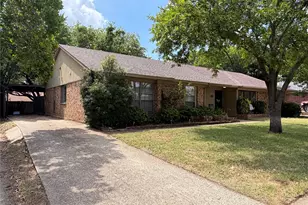2907 Hilltop Dr, Euless, TX 76039 - Photo 2