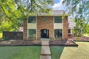 392 Creekwood Dr, Lancaster, TX 75146 - Photo 2