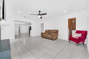392 Creekwood Dr, Lancaster, TX 75146 - Photo 10