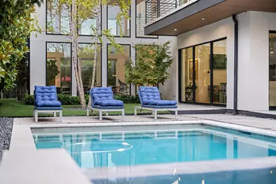 423 W Colorado Boulevard, Dallas, TX 75208 - Photo 1