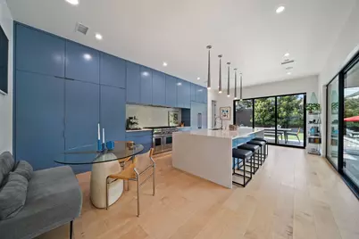 423 W Colorado Boulevard, Dallas, TX 75208 - Photo 10