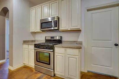 617 E Worth Street, Grapevine, TX 76051 - Photo 10