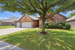 305 Delaware St, Burleson, TX 76028 - Photo 2