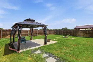 201 Sweetwater Dr, Commerce, TX 75428 - Photo 4