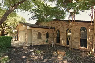 2619 Creekview Dr, Arlington, TX 76016 - Photo 2