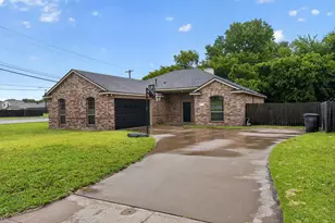 1301 Hyde Park Blvd, Cleburne, TX 76033 - Photo 1