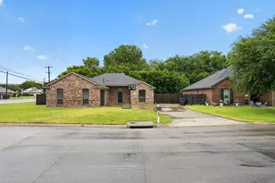 1301 Hyde Park Blvd, Cleburne, TX 76033 - Photo 8