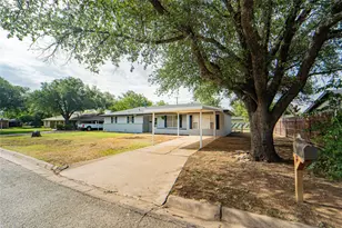 1505 Westridge Cir, Breckenridge, TX 76424 - Photo 2