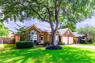 2206 S Branch Dr, Arlington, TX 76001 - Photo 2