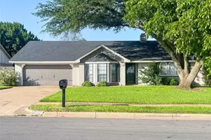 112 Overcrest Dr, Benbrook, TX 76126 - Photo 2
