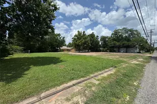 300 W 10th St, Bonham, TX 75418 - Photo 1