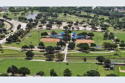 1104 E Russell Avenue, Carrollton, TX 75006 - Photo 34