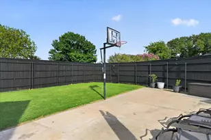 1946 Sussex Dr, Carrollton, TX 75007 - Photo 32