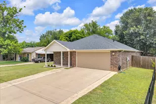 115 E Cason St, Irving, TX 75061 - Photo 2