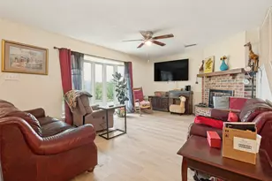 34 E Mountain Ln, Grand Prairie, TX 75052 - Photo 2