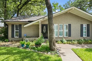 1217 W Redbud Dr, Hurst, TX 76053 - Photo 4
