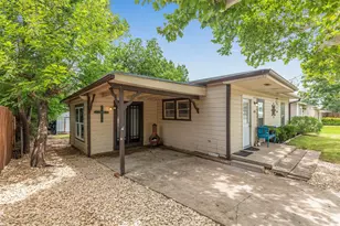 403 Walnut St, Grandview, TX 76050 - Photo 4