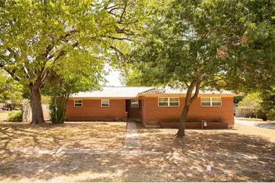 207 W Howell Street, Saint Jo, TX 76265 - Photo 1
