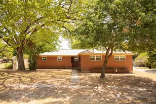 207 W Howell St, Saint Jo, TX 76265 - Photo 1
