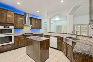 2811 Gillespie Ln, Grand Prairie, TX 75052 - Photo 4