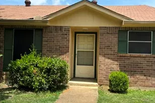 22 E Townhouse Ln, Grand Prairie, TX 75052 - Photo 2