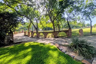 1431 S Houston School Rd, Lancaster, TX 75146 - Photo 6