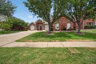 2848 Gillespie Ln, Grand Prairie, TX 75052 - Photo 2