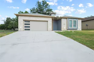 401 S 4th St, Bonham, TX 75418 - Photo 1