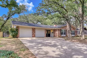 624 Hillview Dr, Hurst, TX 76054 - Photo 2