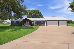 1313 Porter Ct, Granbury, TX 76048 - Photo 2