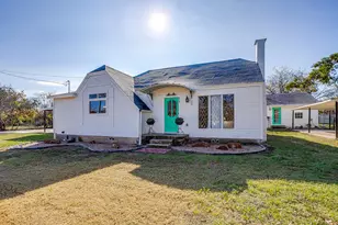 619 W Live Oak St, Jacksboro, TX 76458 - Photo 2