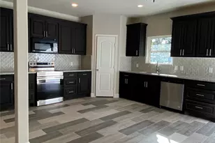 729 E Brown St, Cleburne, TX 76031 - Photo 2
