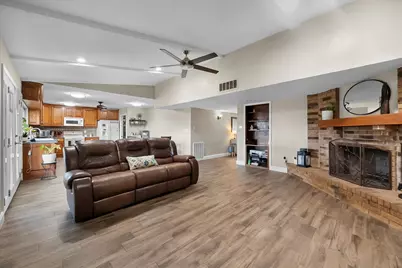 329 E Crossland Boulevard, Grand Prairie, TX 75052 - Photo 4