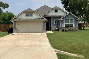 618 E Walcott St, Pilot Point, TX 76258 - Photo 2